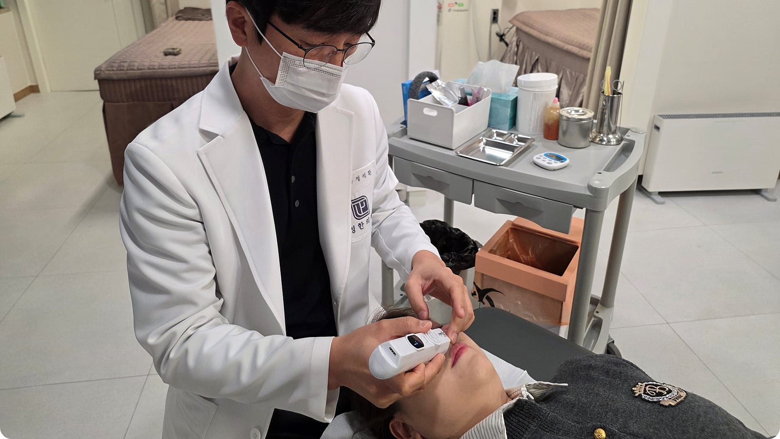 울산 정한의원 치료실에서 턱관절 교정 치료를 마무리하는 모습