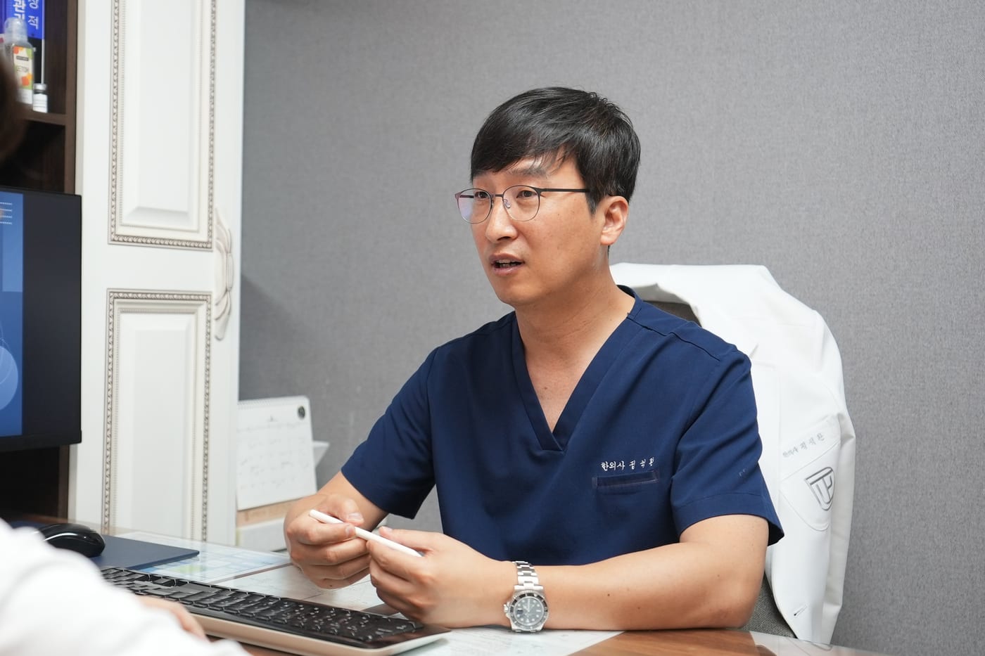 울산 정한의원 정석환 원장이 안면비대칭과 턱관절 검사 결과를 설명하는 상담 모습