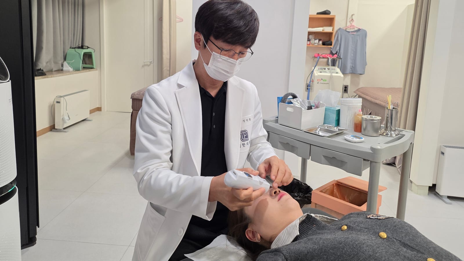 울산 정한의원 치료실에서 정석환 원장이 턱관절 주변을 치료하는 모습